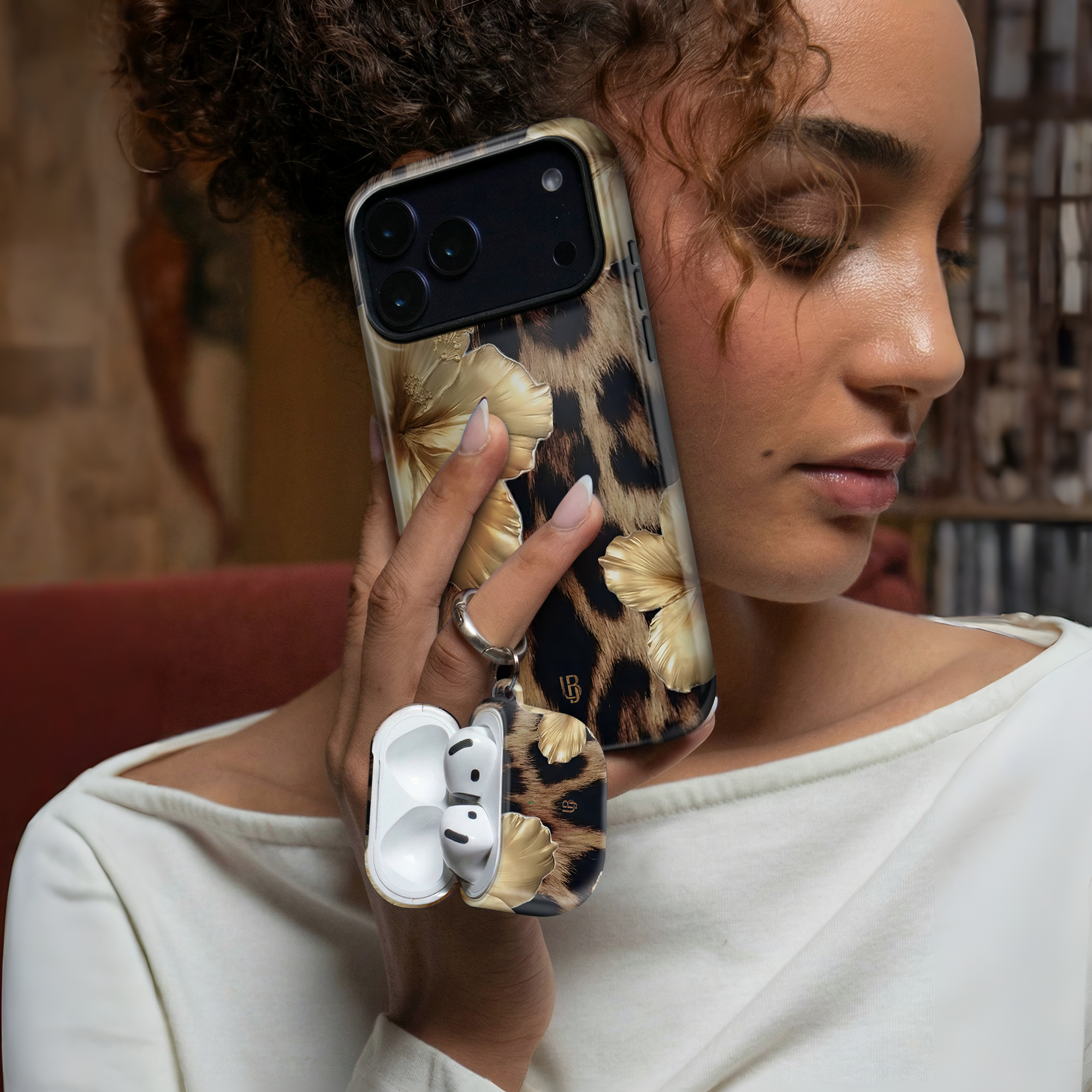 Leopard Royale Ultrabling AirPods case detail view